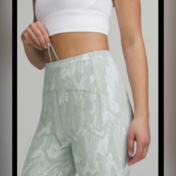 NWT Lululemon Swift Speed HR Tight 28” REEJ Sz 2 - Picture 2 of 6